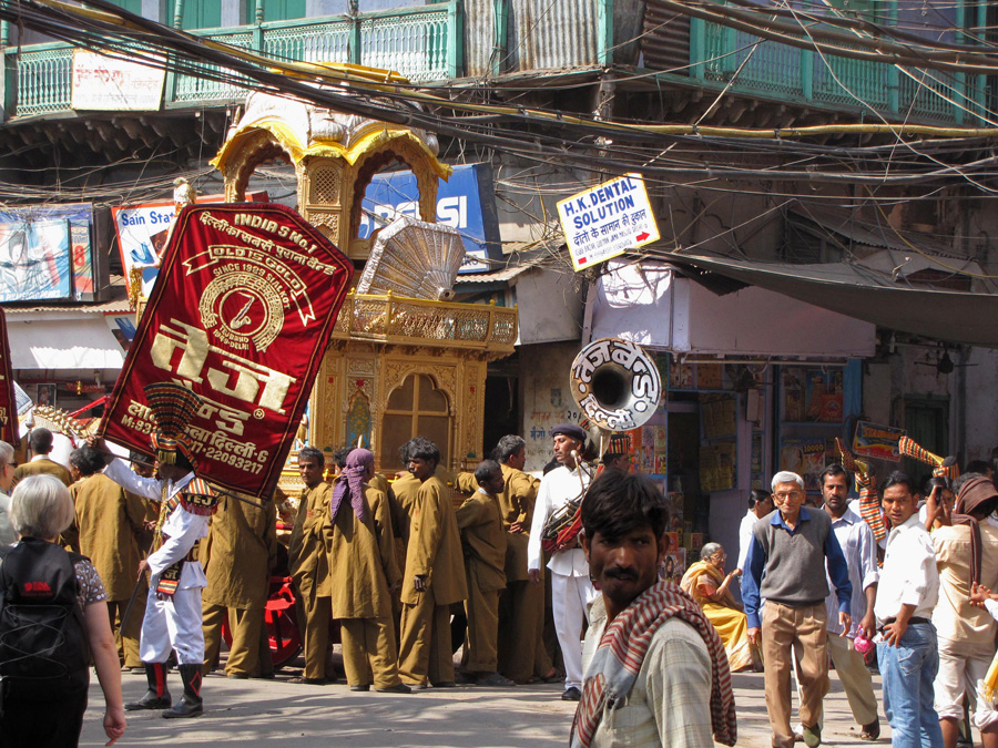 New Delhi Indien. Religiös parad. Notera elledningarna. 9/3