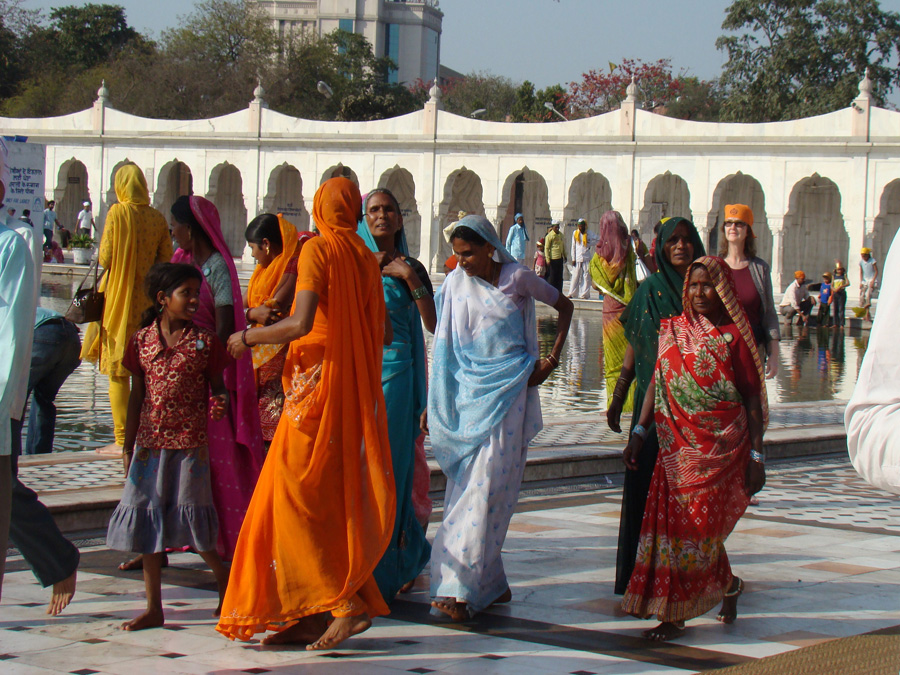 Jag är i det stora sikhtemplet Bangla Sahib bland alla färgglada besökare.