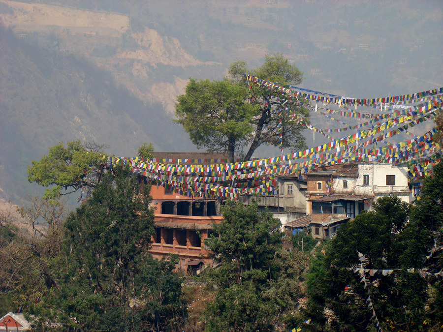 Nepal, Kathmandu, på berget med den stora stupan (buddisktiskt tempel) Swayambunath. Massor av böneflaggor som representerar himmel, jord, eld, vatten och luft pryder området. 11/3