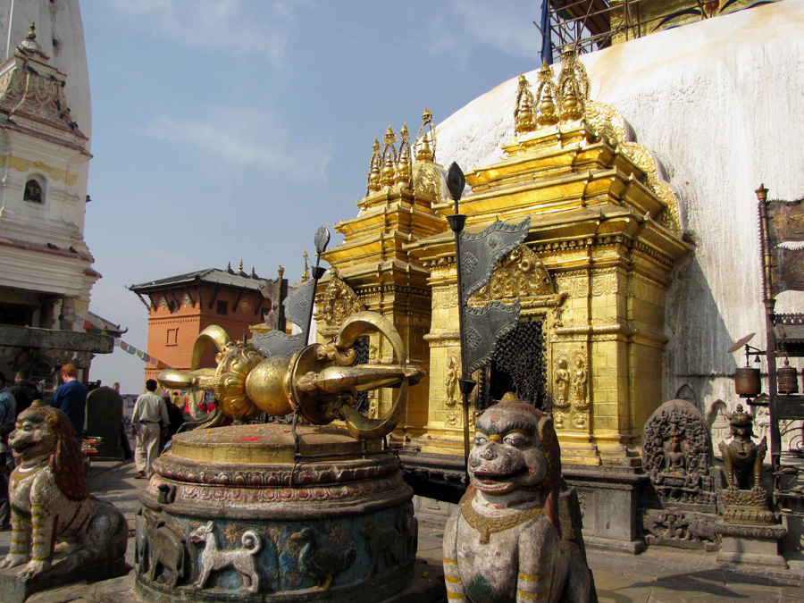 Något av alla tempel och stupor på Swayambunath.