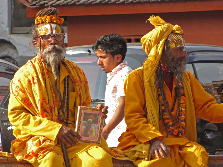 Några heliga män i tempelområdet Durbar square. De flesta byggnaderna är från 15/1600-talet då Nepal hade sin storhetstid.